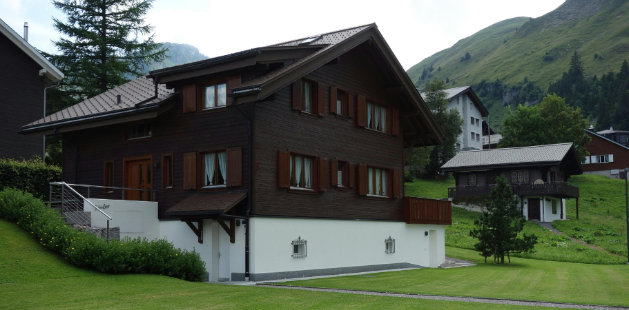 Maison avec bardage bois sur façade pour protection et isolation extérieure