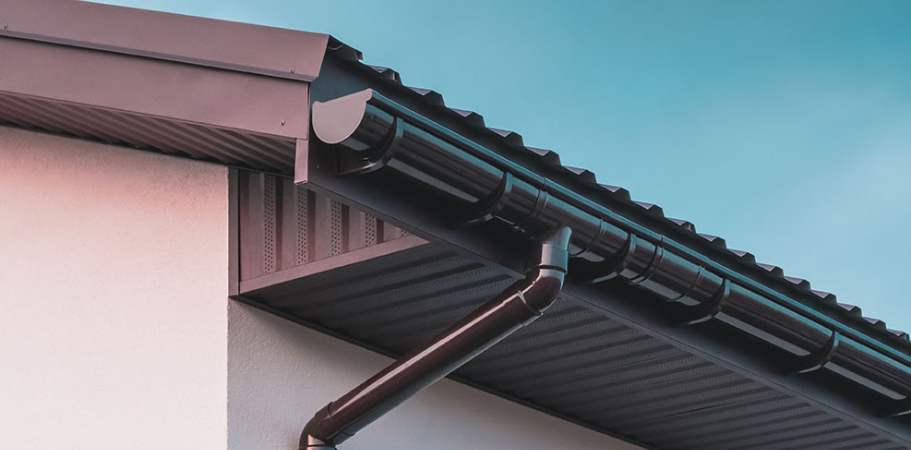Pose de cache moineaux sous toiture pour protéger la charpente et empêcher l’intrusion d’oiseaux en Savoie, Haute-Savoie et Pays de Gex