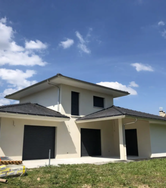 Maison avec façade rénovée après travaux de nettoyage et peinture extérieure