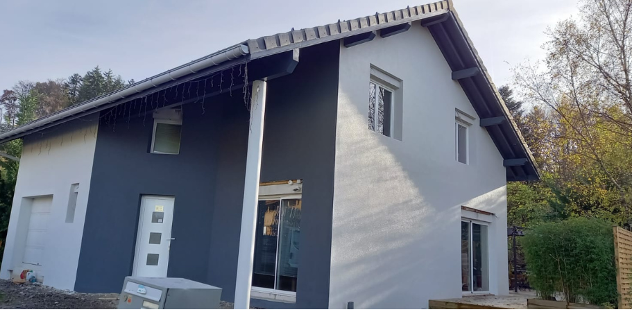 Maison avec revêtement de façade rénové et murs extérieurs protégés