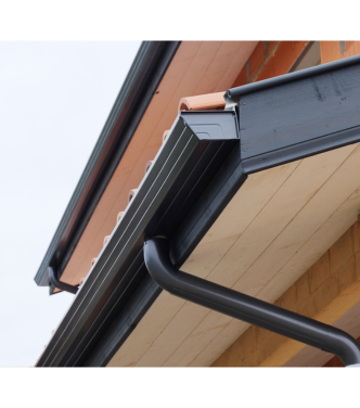 Gouttière de toiture avec descente d’eau pour évacuation des eaux pluviales