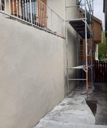 Application d’un hydrofuge incolore sur façade pour protéger et raviver la couleur des murs extérieurs