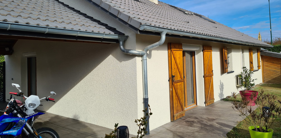 Rénovation de façade de maison avec nettoyage et peinture extérieure